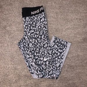 🍋Nike Cropped Leggings